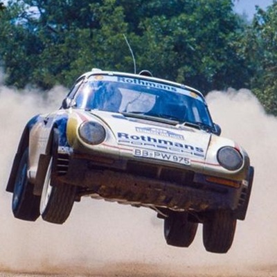foto de uma porsche 911 de rally
